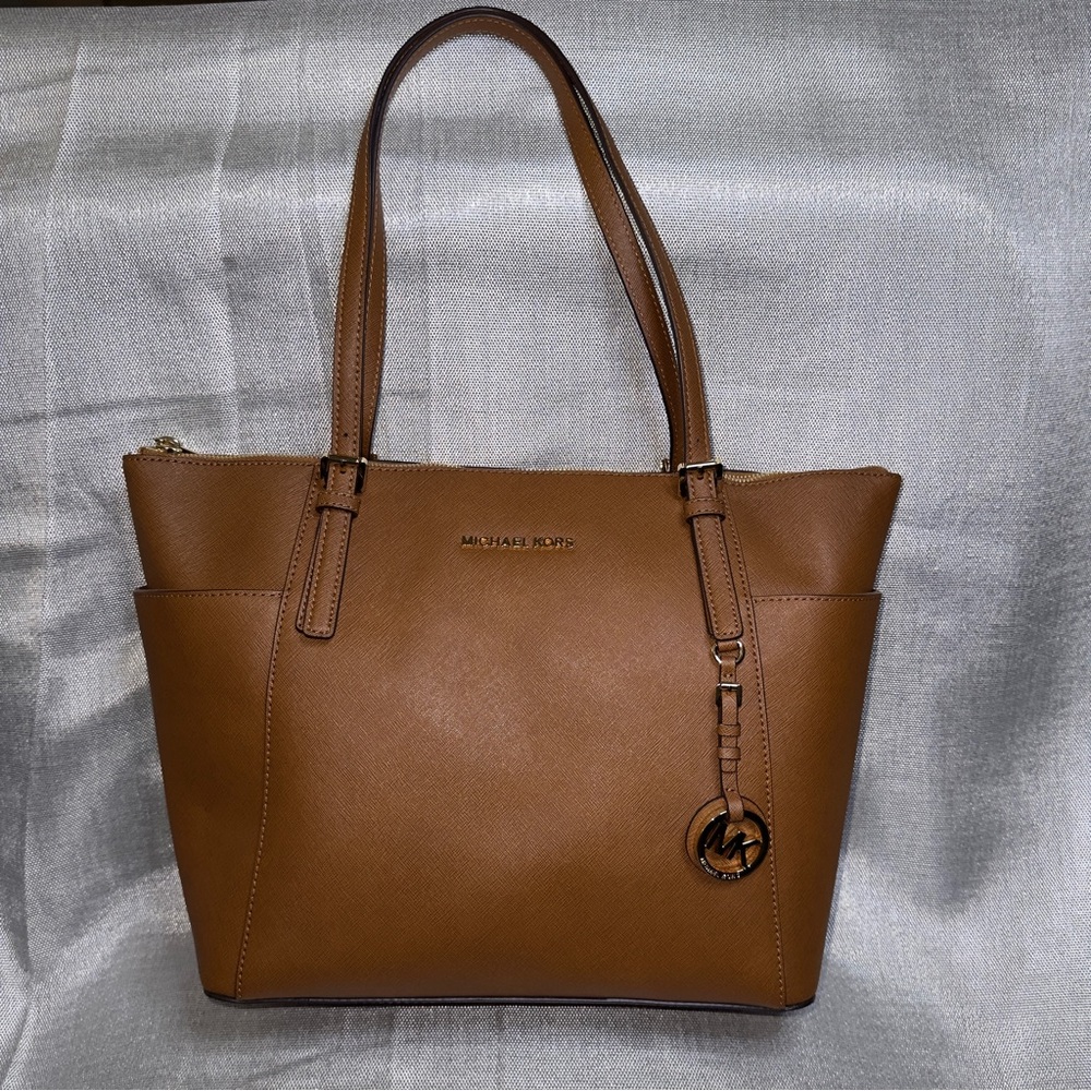 Michael Kors Jet Set Large E/W Top Zip Tote Luggage Handbag.